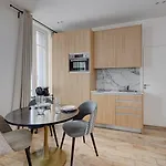 152 Sylvie - Superbe A Paris